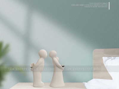 Tượng gốm đôi trai gái ôm hoa và trái tim [Nhẹ - Rỗng ruột] C16.5cm MOHINH-01